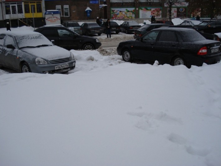 Снежные заносы на дорогах и заблокированные в них автомобили