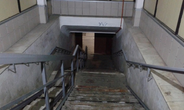 Спуск в подземный переход на станции Нижний Тагил