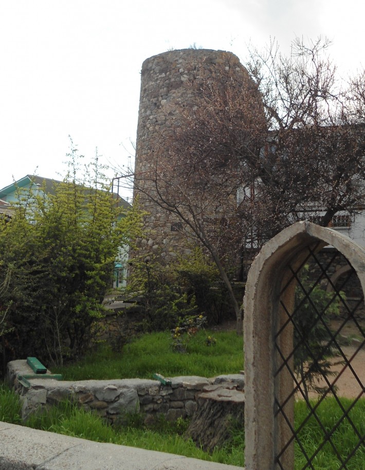 Сохранившаяся башня крепости Алустон