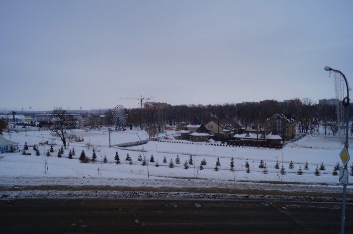 Городской парк под толщей снега 