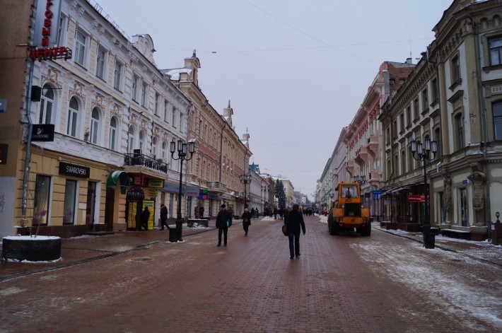 Большая Покровская. Пешеходная улица с массой магазинов, кафе, ресторанов, уличными артистами и красивыми домами 