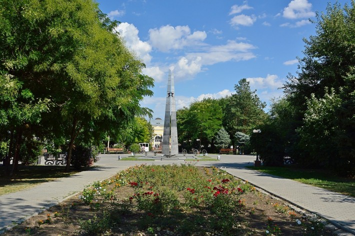 Братский Сад - центральный парк в Астрахани в честь погибших в ВОВ. В Братском Саду до сих пор под мемориалом захоронено несколько десятков солдат