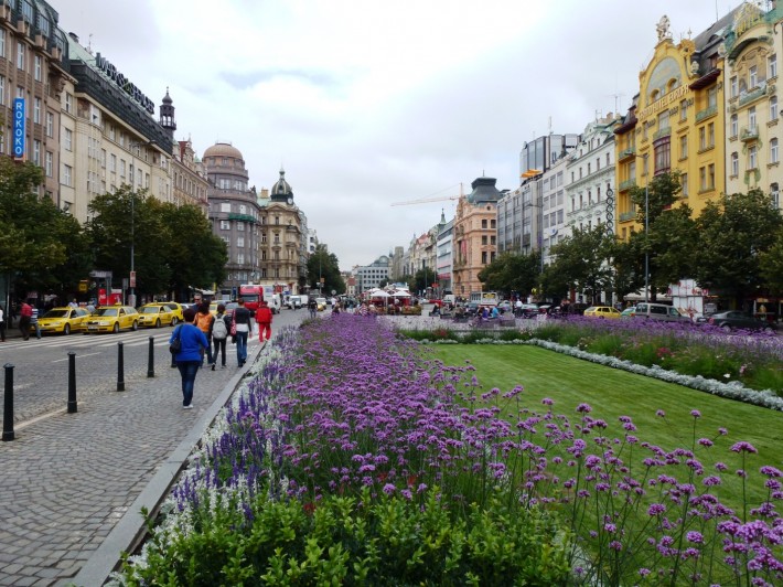 Вацлавская площадь — своеобразный бизнес-центр города 
