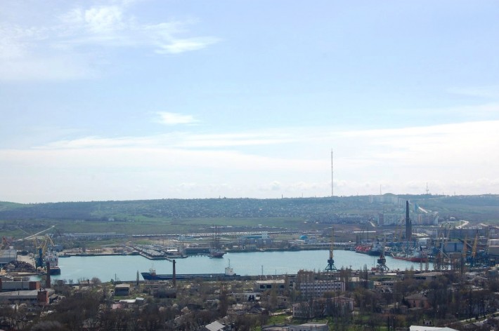 Вид с горы Митридат на морской рыбный порт и микрорайон КУОР, центр