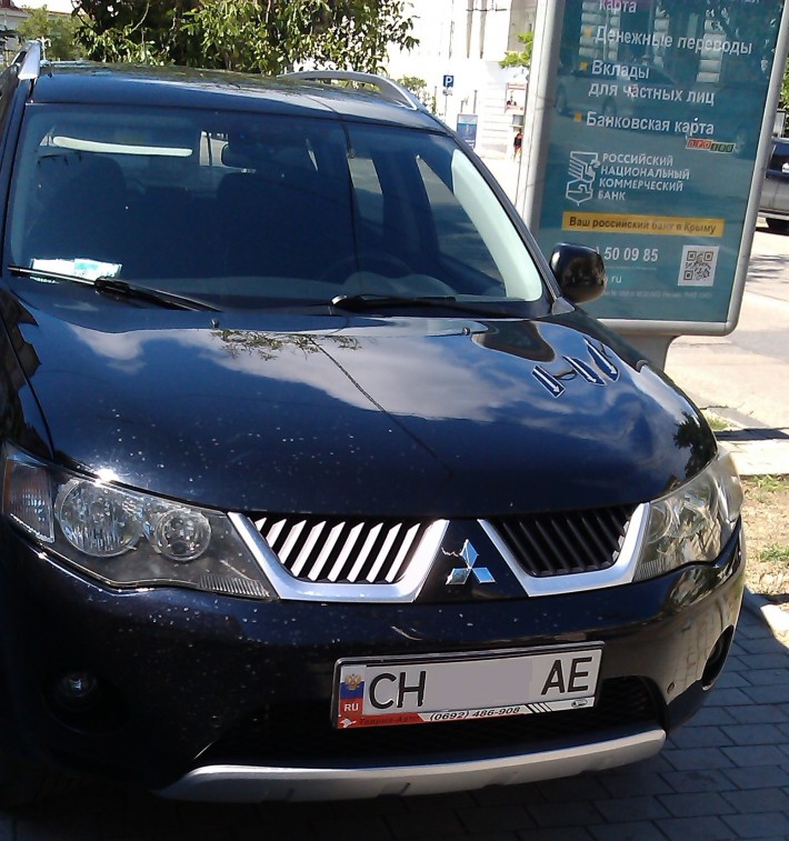 Автомобиль на севастопольских номерах с наклеенным флагом России