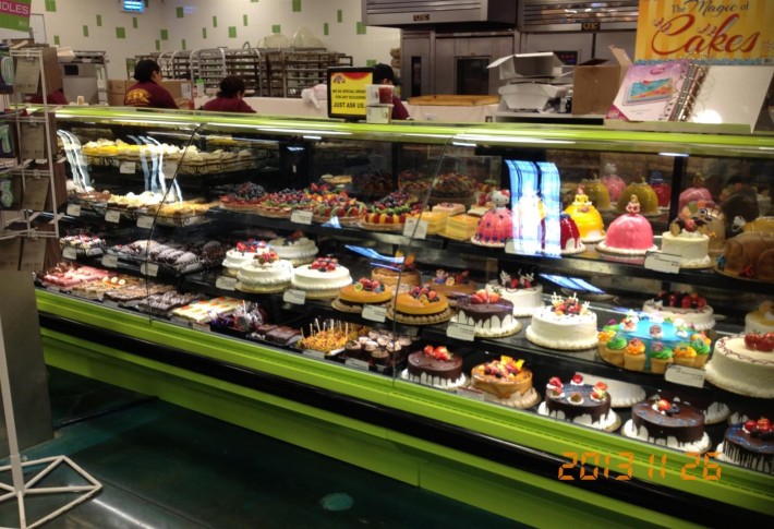 Отдел сладостей в супермаркете Суперкинг (Ван Найс, штат Калифорния, США)