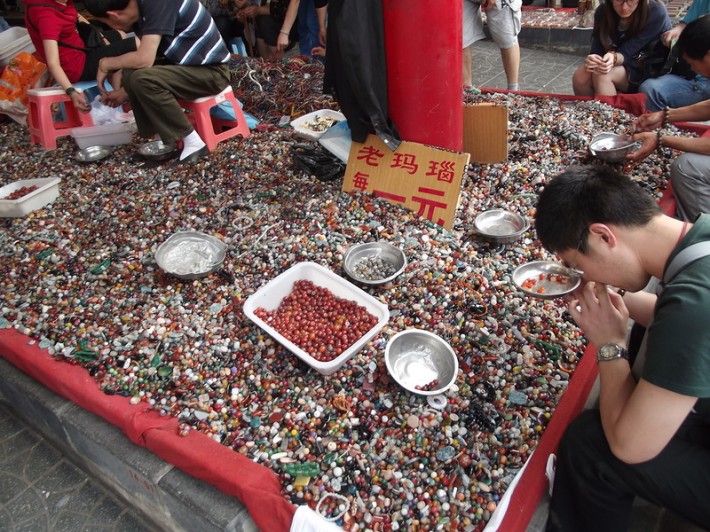 На рынке в Пекина можно купить "натуральные" камни
