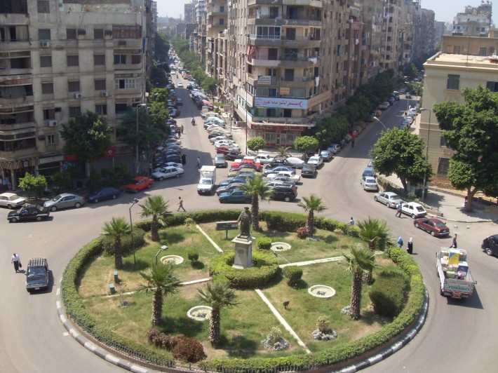 Одна из площадей густонаселенного Каира 