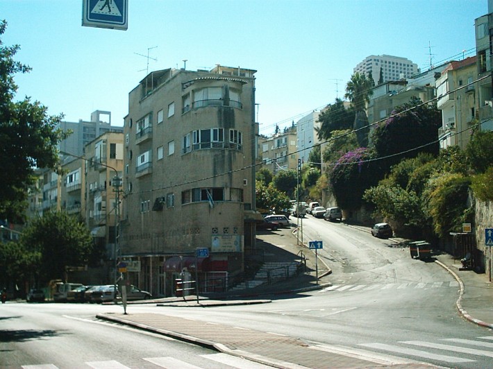 Скругленные силуэты зданий, особенно в центральных районах, гармонируют с плавной извилистостью горных дорог