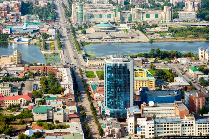Улица Кирова положила начало всему Челябинску. Она была одной из первых в городе. С 2000 года улица стала пешеходной зоной