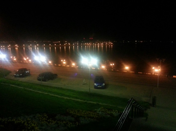 Вид на ночную набережную Ижевского пруда 
