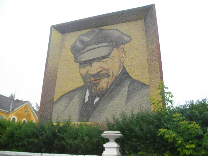 Мозаика Ленин на центральной площади Дегтярска