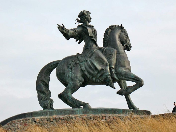 Конный памятник императрице Елизавете Петровне