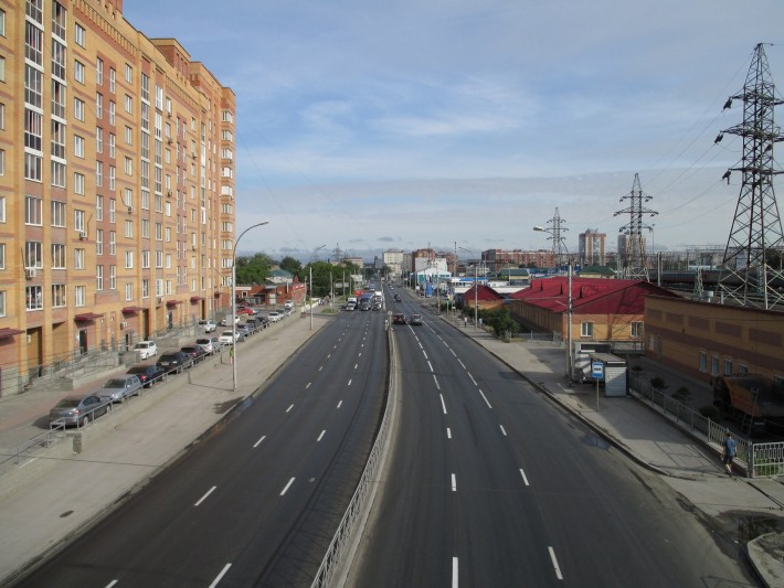 Улица Владимировская, вид с ж/д моста - летний день, дороги пустые