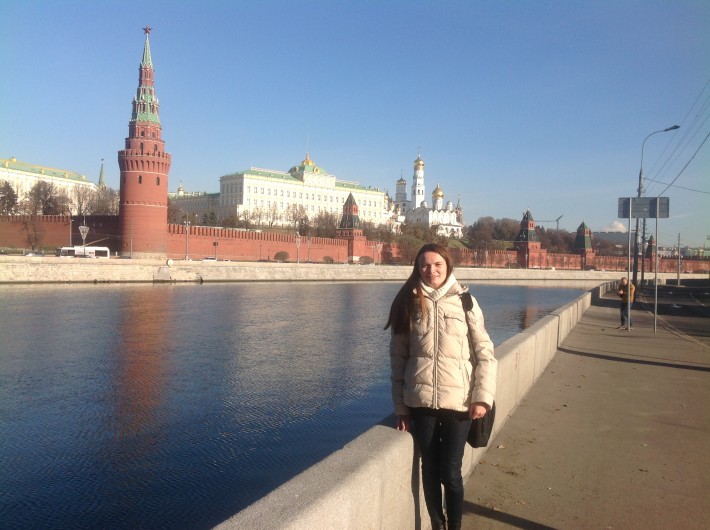 На фоне Кремля, как же без этого:)