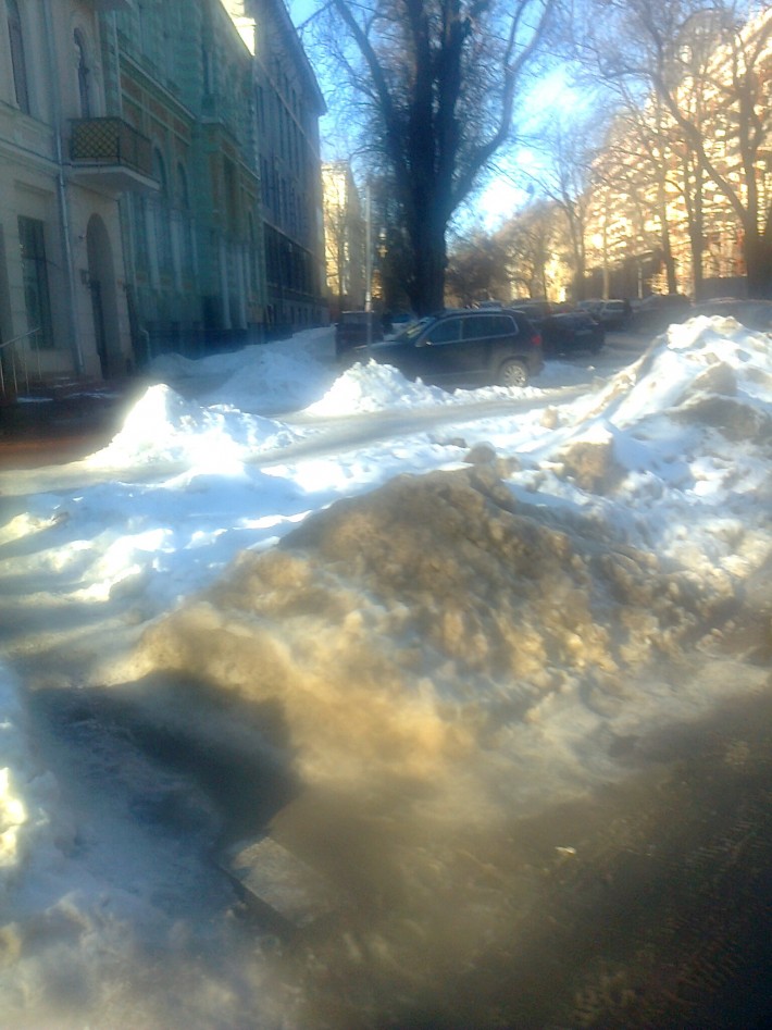 Снег в Одессе быстро тает