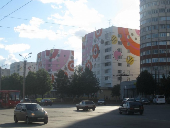 Дома расписаны в стиле Дымковской игрушки, некогда появившейся под Кировом