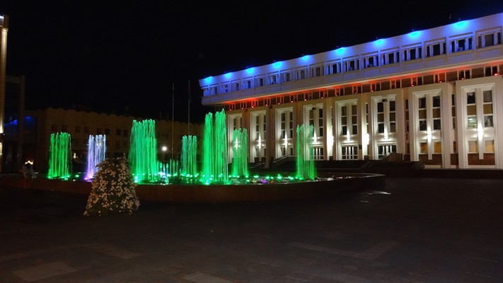 Цветной фонтан в Тамбове у здания Администрации
