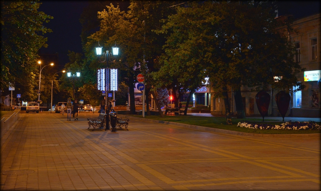 Волгоград черкесск. Владикавказ ночной парк проспект. Центр Ставрополя ночью. Майкоп ночной парк.
