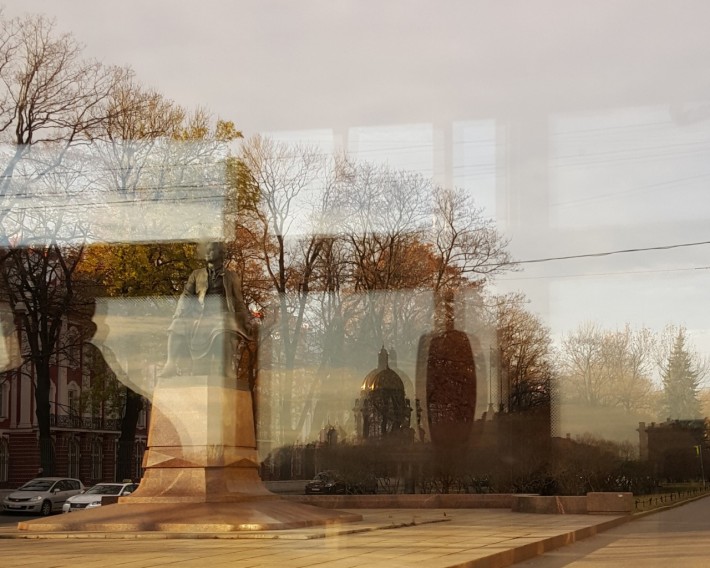 Отражение Исаакиевского Собора в окне троллейбуса