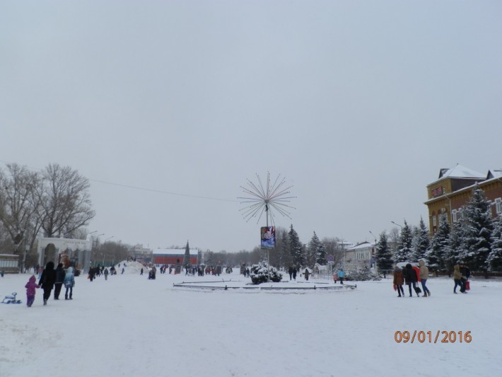 Площадь зимой. Слева вход в Городской парк