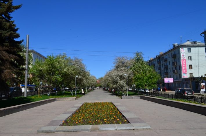 Октябрьский проспект - одна из главных улиц города с бульваром по центру