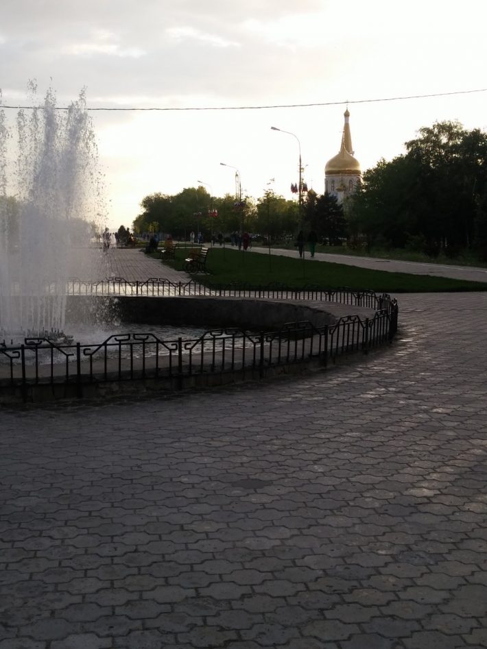 Аллея на площади Ленина. Рядом храм Иоанна Богослова