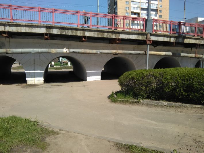 Мост в центр города, он же туалет (хорошо, что фото не передаёт запах...)