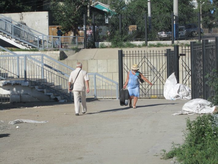 Лестница в Забайкальске. Автобусы останавливаются на другой стороне и люди вынуждены нести свои сумки на руках 