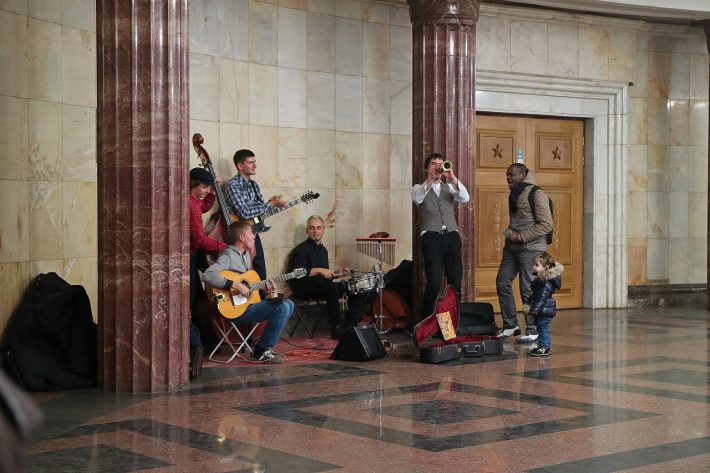 Музыканты в холле станции метро "Курская"