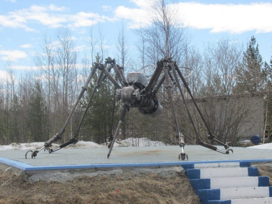 Памятник комару в Ноябрьске
