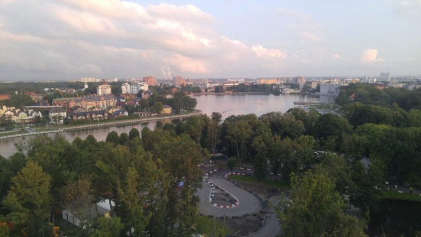 Вид на город и Верхнее озеро с колеса обозрения. Ленинградский район