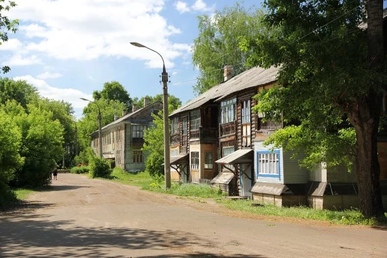 Одна из улиц Волжска: много деревянных домов в плохом состоянии