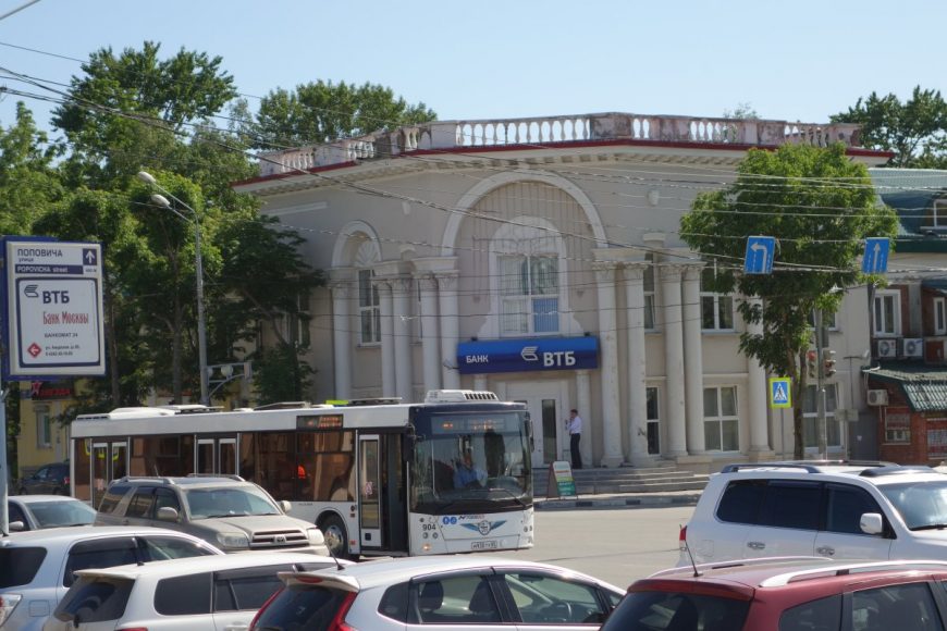 Сталинское здание на площади Ленина