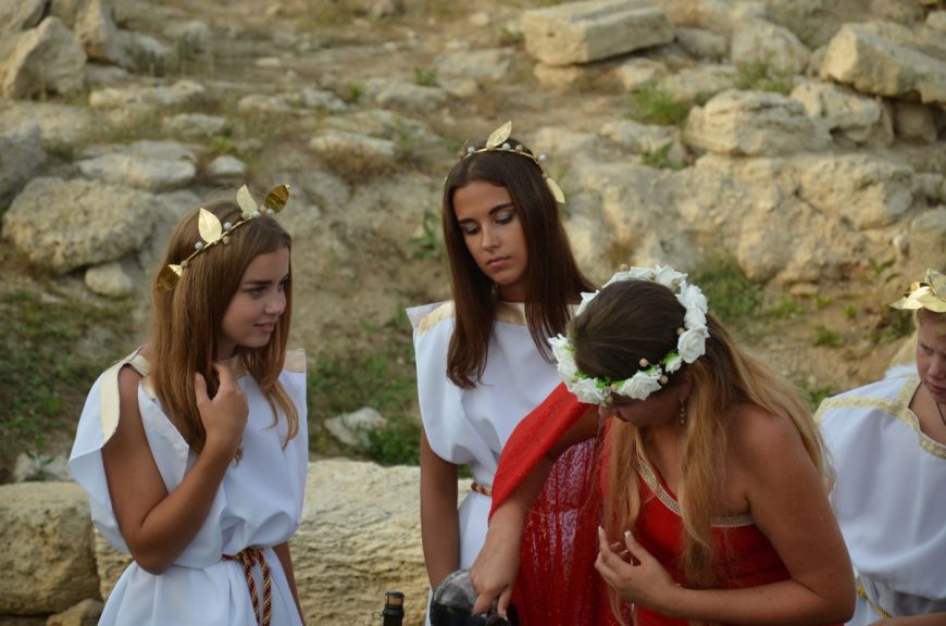 Мои дочки участвуют в инсценировке греческой свадьбы)))