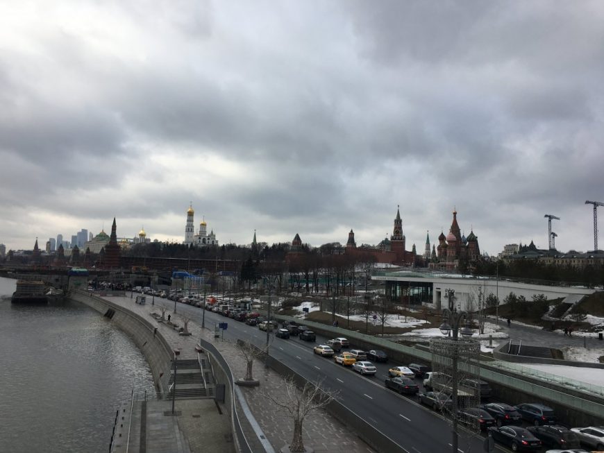 Смотровая площадка парка Зарядье и вид на Кремль