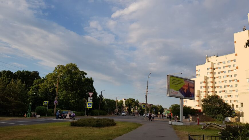 Пересечение главных улиц Сестрорецка около ж/д вокзала