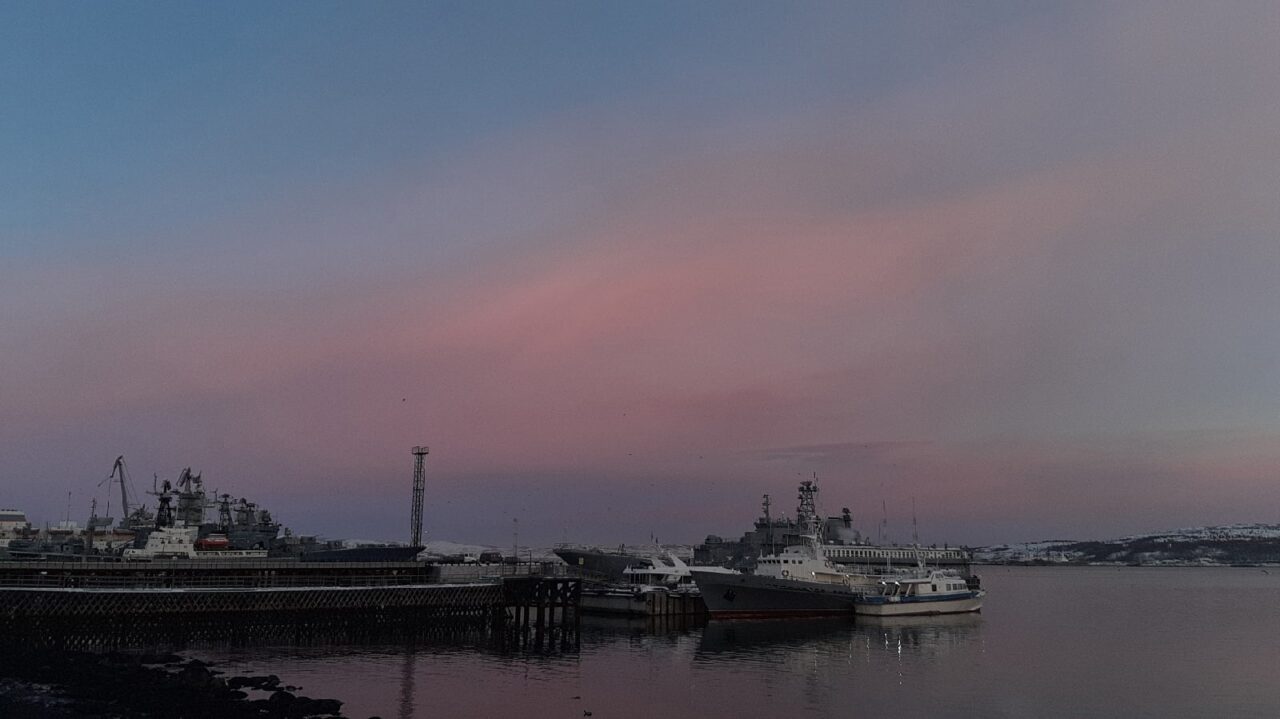 Расскажу о мирной жизни в военном городке Североморск | Не сидится