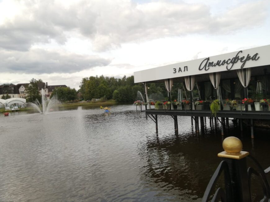 Ресторан на воде «Атмосфера» напротив комплекс «Экотель»