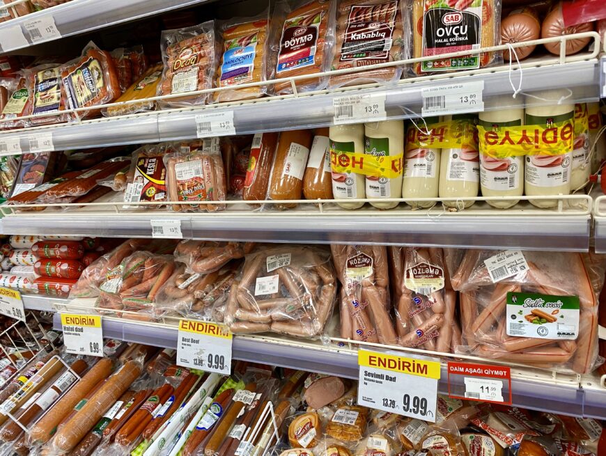 Цены на колбасные изделия в одном из самых известных супермаркетов Баку