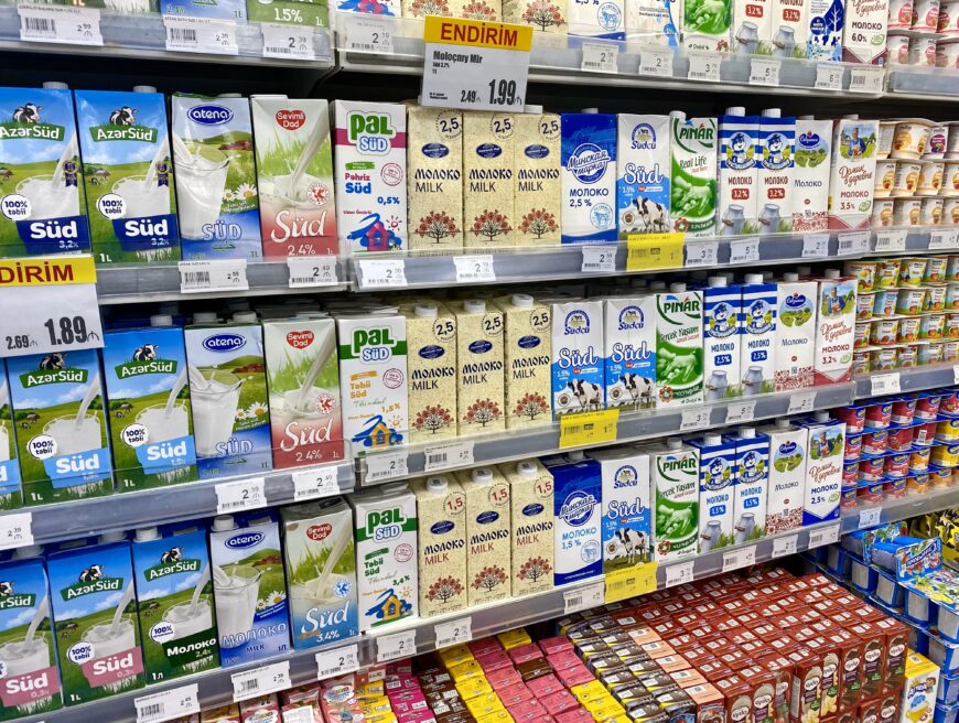 На ряду с местной молочной продукцией представлены русские и белорусские марки