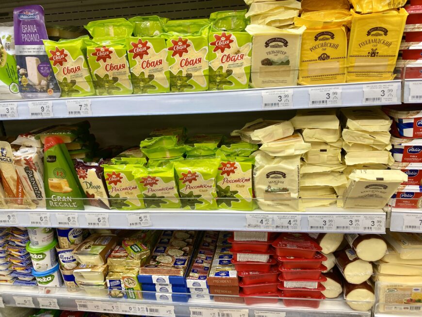 Твердые сыры в Бакинских супермаркетах практически все привозные