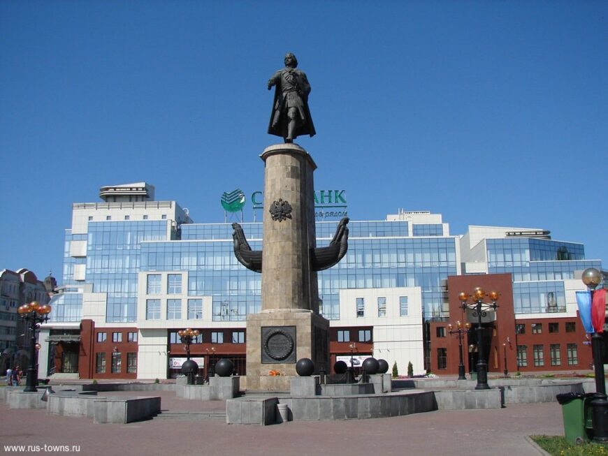 Особенно гармонично памятник выглядит на фоне здания Сбербанка