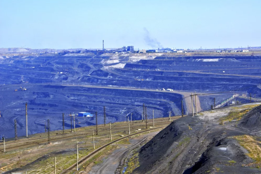 В Экибастузе самый большой в мире угольный разрез "Богатырь"