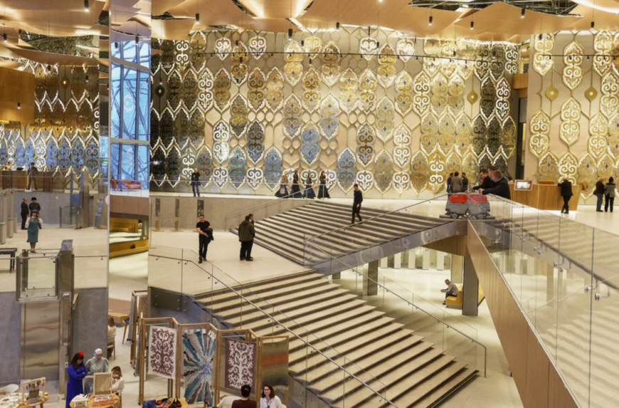 Внутри театра