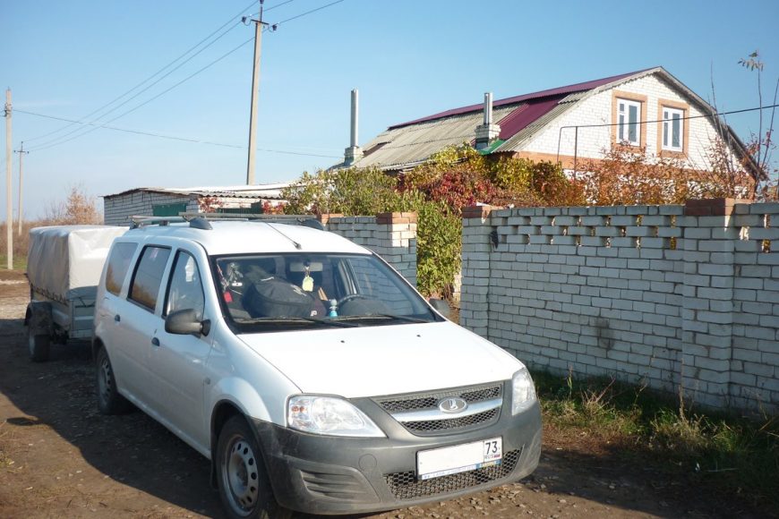 Наш дом в Ульяновской области и загруженная машина перед началом пути